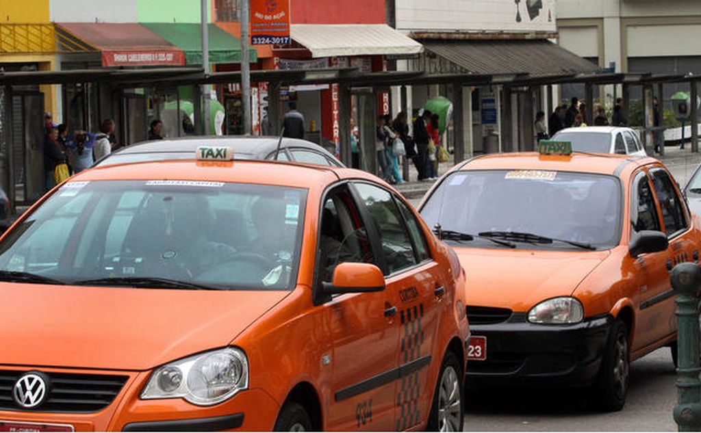 Taxistas começam a receber auxílio federal no dia 16 de agosto