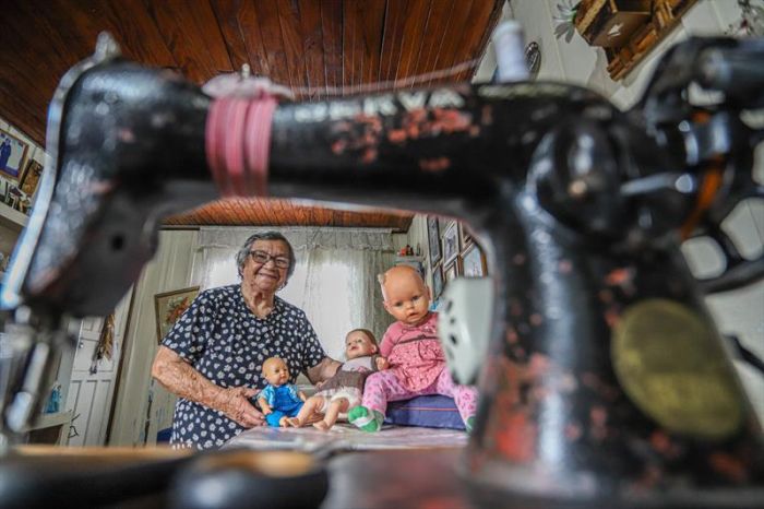Idosa de 89 anos recupera brinquedos do lixo e doa a crianças carentes