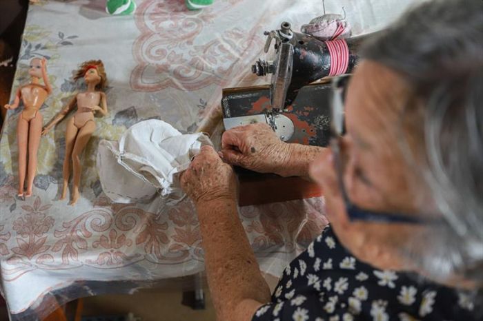 Idosa de 89 anos recupera brinquedos do lixo e doa a crianças carentes